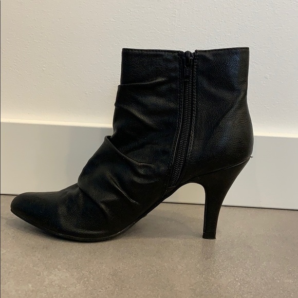 Black ankle boots. Size 6.5 (37) - Picture 2 of 4